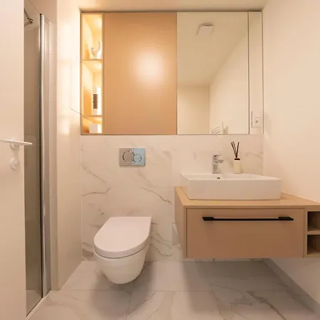 Under Castle Near Danube شقة